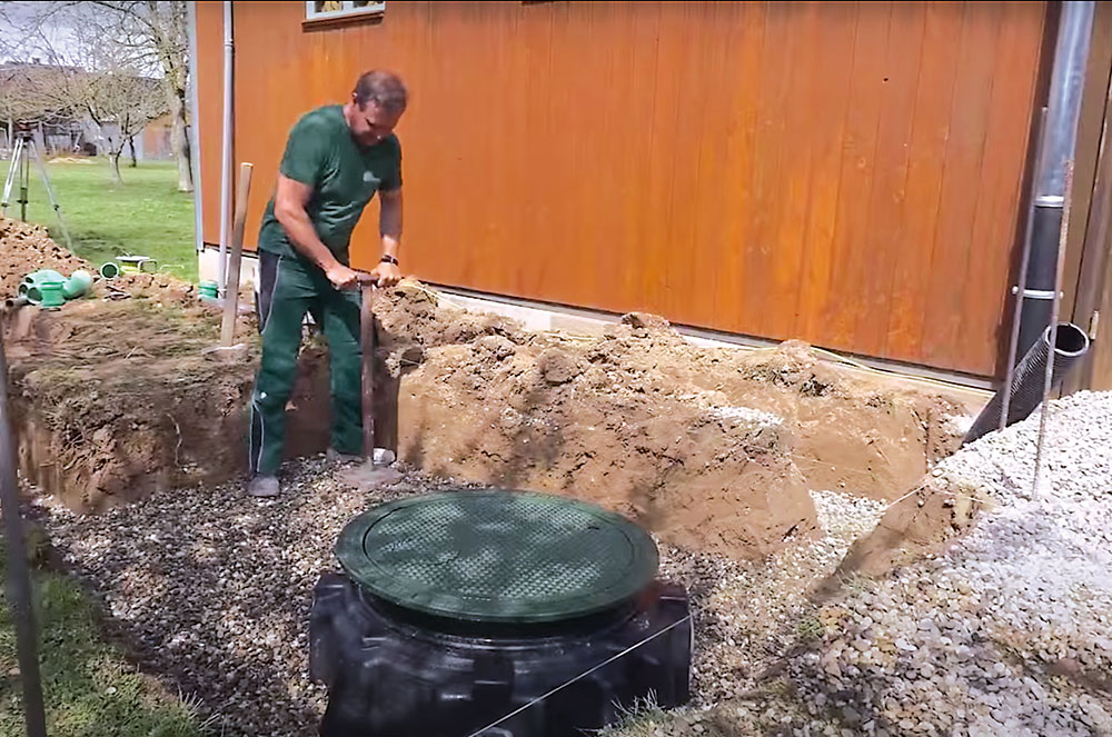 Spodné vrstvy. Nádobu v spodných vrstvách zasypte vykopanou zeminou zmiešanou s makadamom alebo štrkom a dôkladne ho utlačte.