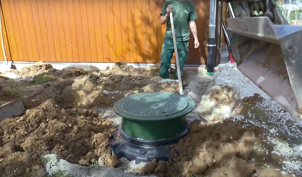 Poklop. Podzemnú nádrž zasypte zvyšnou zeminou tak, aby bol teleskopický poklop v jednej rovine s povrchom terénu.