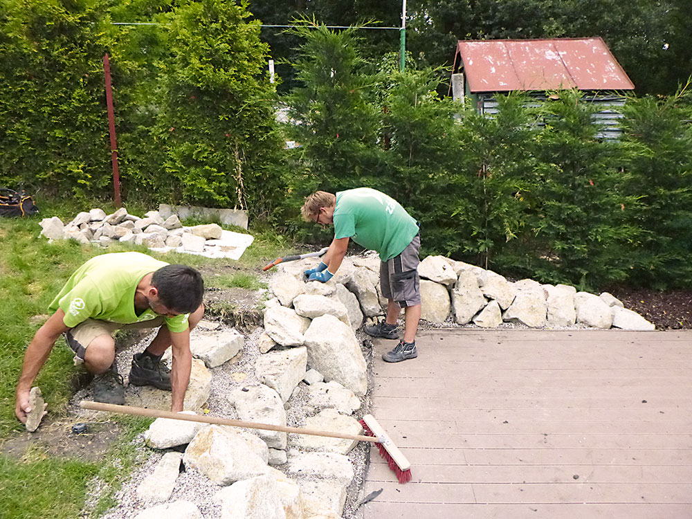 Vyčistenie. Na záver suchý múrik posypte jemným makadamom, vyplňte škáry menšími kameňmi alebo vhodnými rastlinami, zafixujte zvyšné kamene a nakoniec pozametajte.