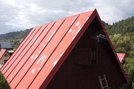 Záhradná chatka pred rekonštrukciou strechy