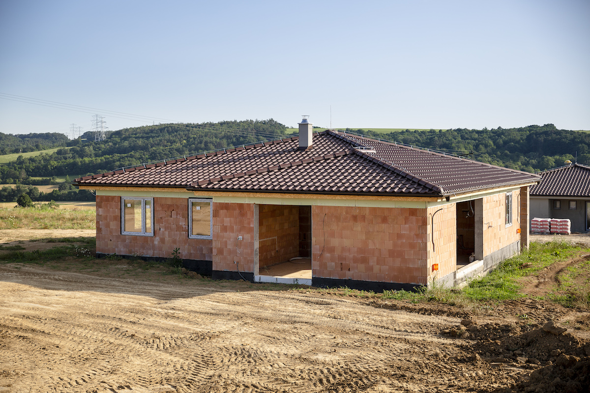 Nezateplené tehlové murivo oceníte aj pri výstavbe svojpomocne. Stavba je rýchlejšia, menej prácna a šetrí nielen čas, ale aj financie. 