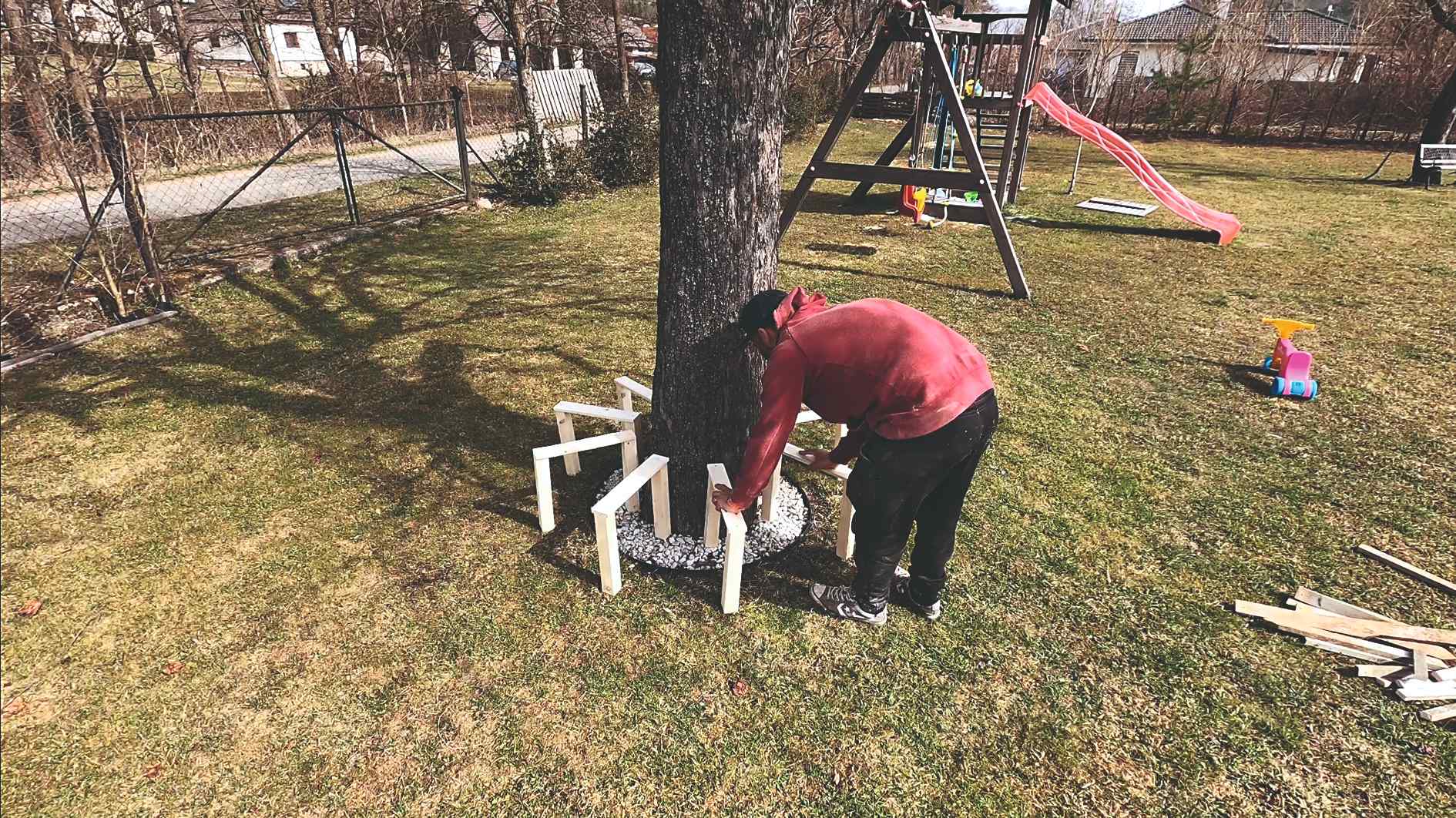 ... a všetky takto pripravené nohy rozložte okolo stromu. Vzdialenosť medzi každou nohou si dôkladne vymerajte narovnako.