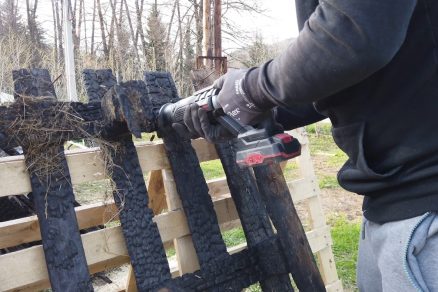 Výroba poličky na víno z odpadu