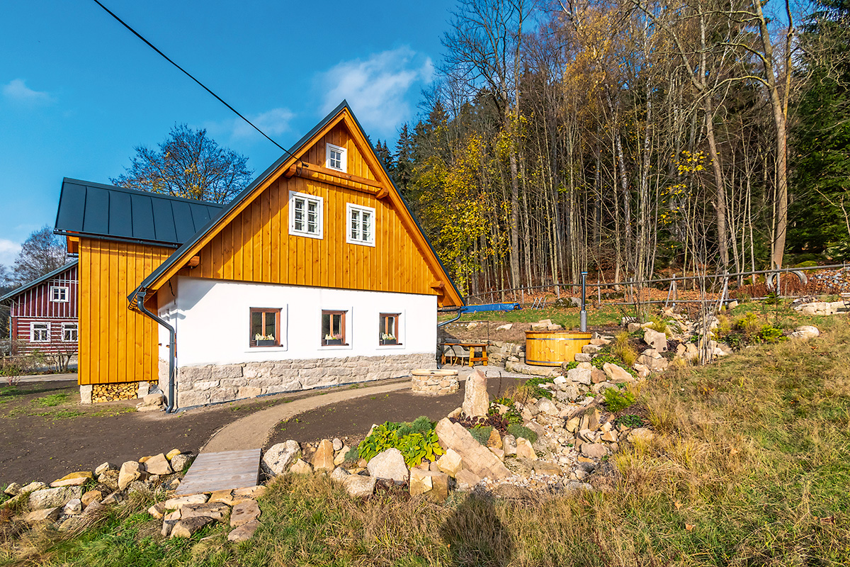 Strešná krytina je plechová – tradičná pre Jizerské hory.