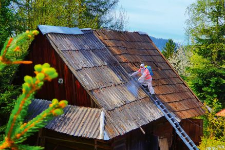 Postrek azbestovej strešnej krytiny pred demontážou