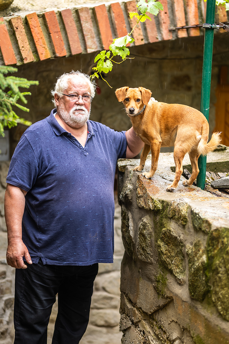 Na začiatku bol sen pána Viktora postaviť oproti chalupe priestor, kde by sa mohol venovať výrobe vlastného vína. K dielu priložila ruku celá rodina.