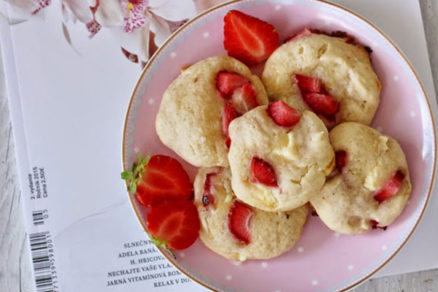 Jahodové cookies s mascarpone a bielou čokoládou