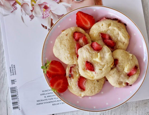 Jahodové cookies s mascarpone a bielou čokoládou