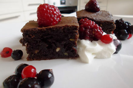 Vláčne avokádové brownies osladené medom