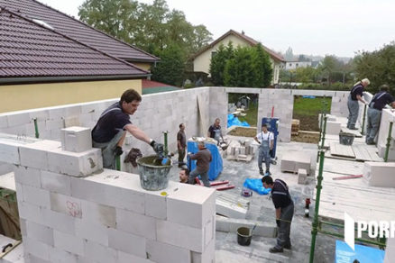 Susedia sa nestačili čudovať: Hrubá stavba po preklady stála v Žatci behom 8 hodín